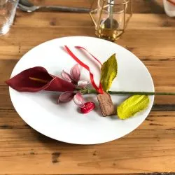 Arum sur tige porte Dragées - Rouge bordeaux